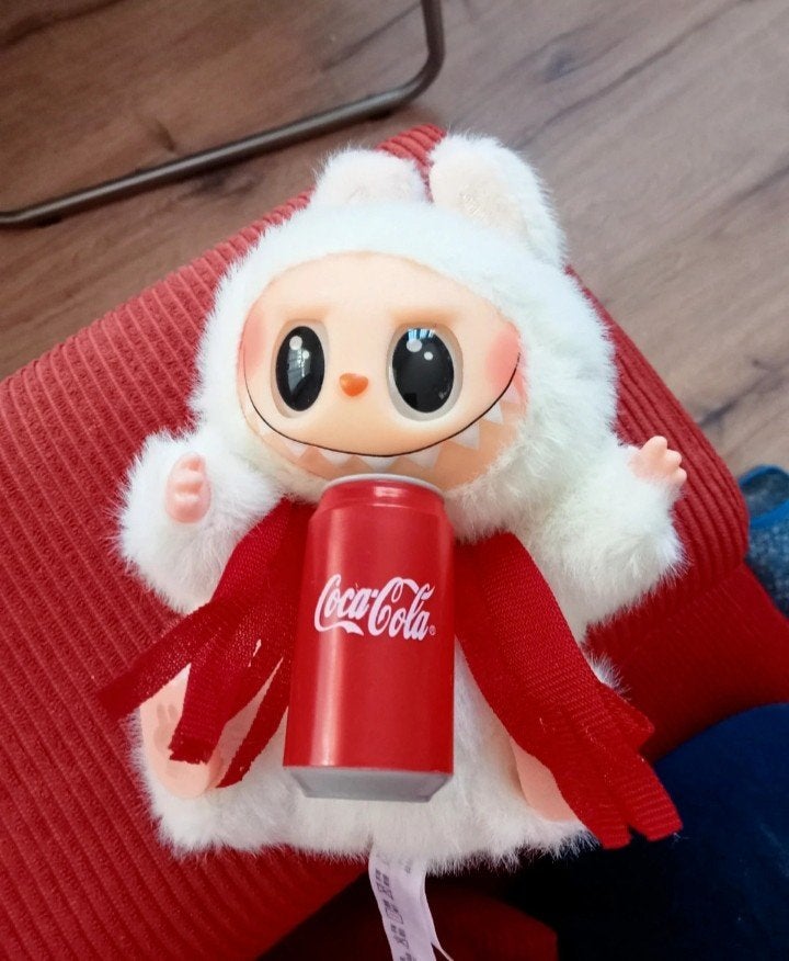 Coca-Cola Konijn Knuffel met Blikje, Overige merken, Overige karakters, Ophalen of Verzenden, Met kleding of accessoire