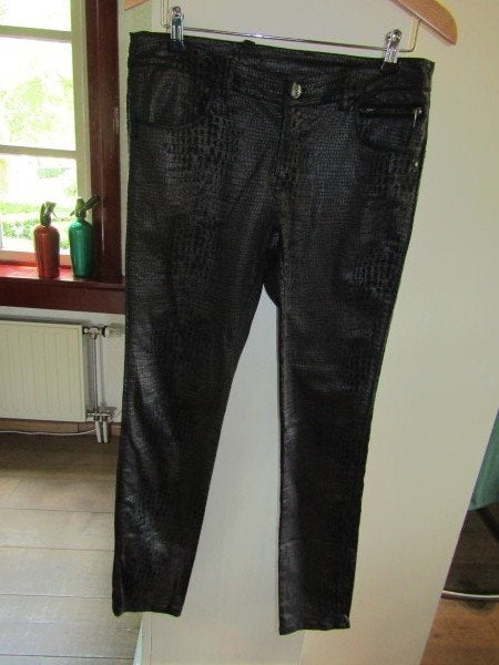 F495 OXMO W30 jeans zwart animal print ritsje coated, Kleding | Dames, Verzenden, Zwart, Zo goed als nieuw, W30 - W32 (confectie 38/40)