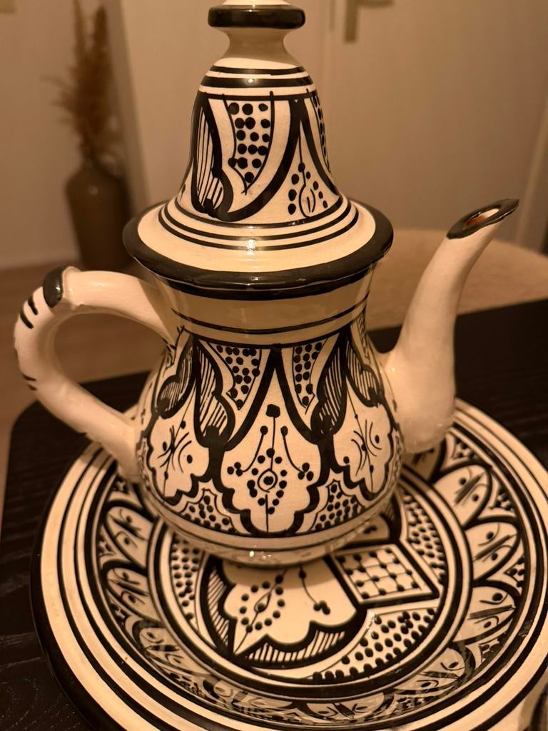 Theepot mwt twee mokken en bord, Ophalen of Verzenden