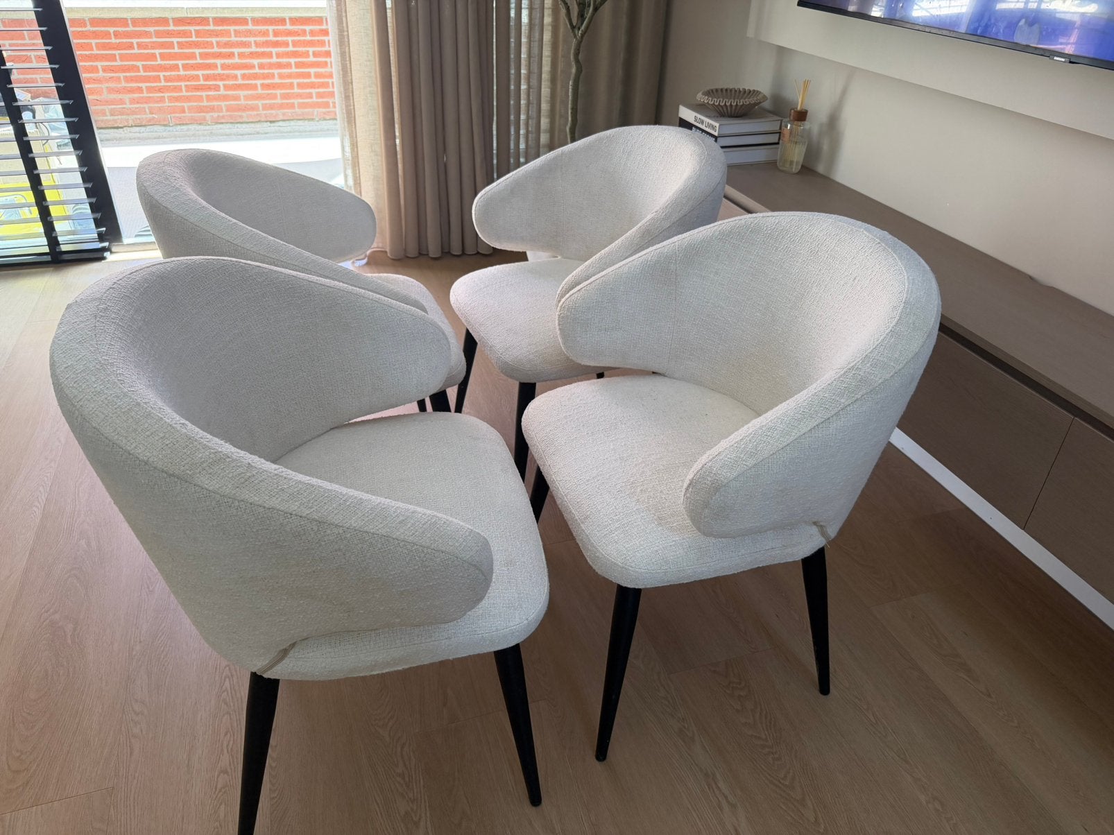 Westwing Bouclé Eetkamerstoelen – Wit/Creme met Zwarte Poten, Ophalen, Zo goed als nieuw, Wit, Stof