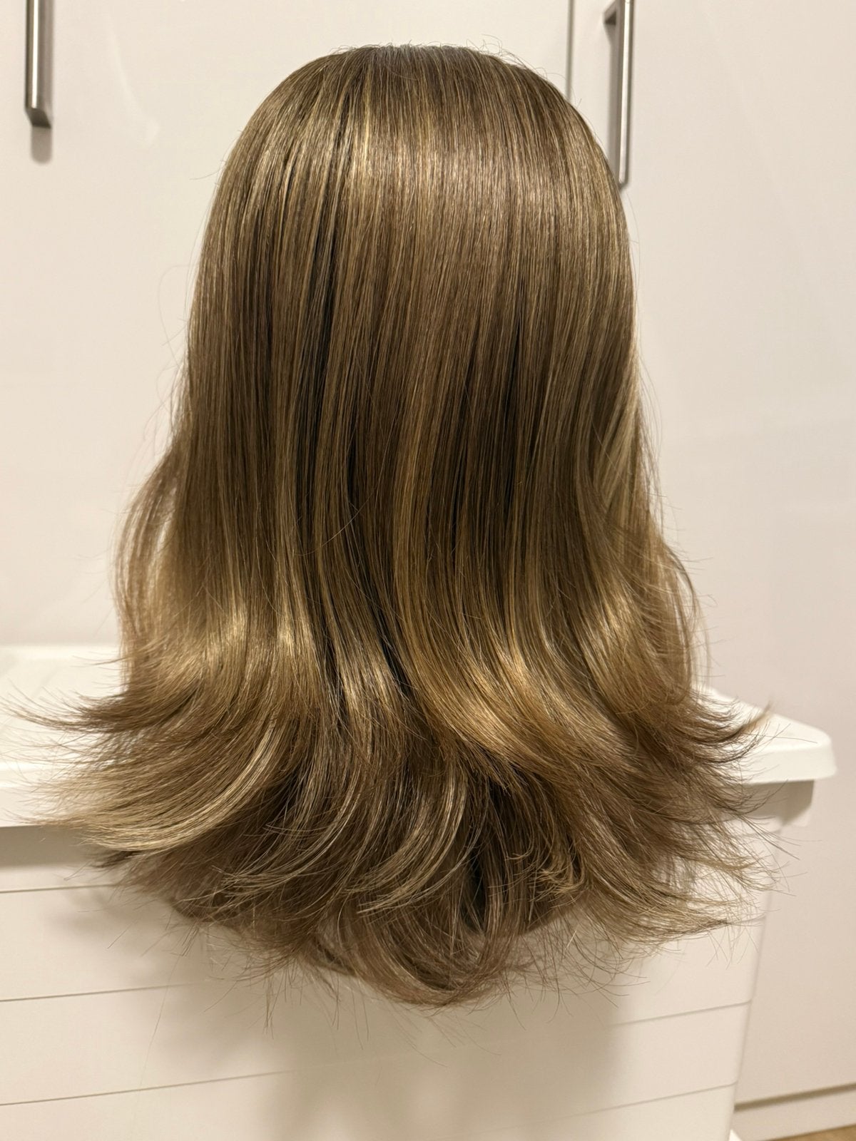 Haarwerk (pruik) halflang, lagen, donkerblond met highlights, Ophalen of Verzenden, Zo goed als nieuw, Pruik of Haarverlenging
