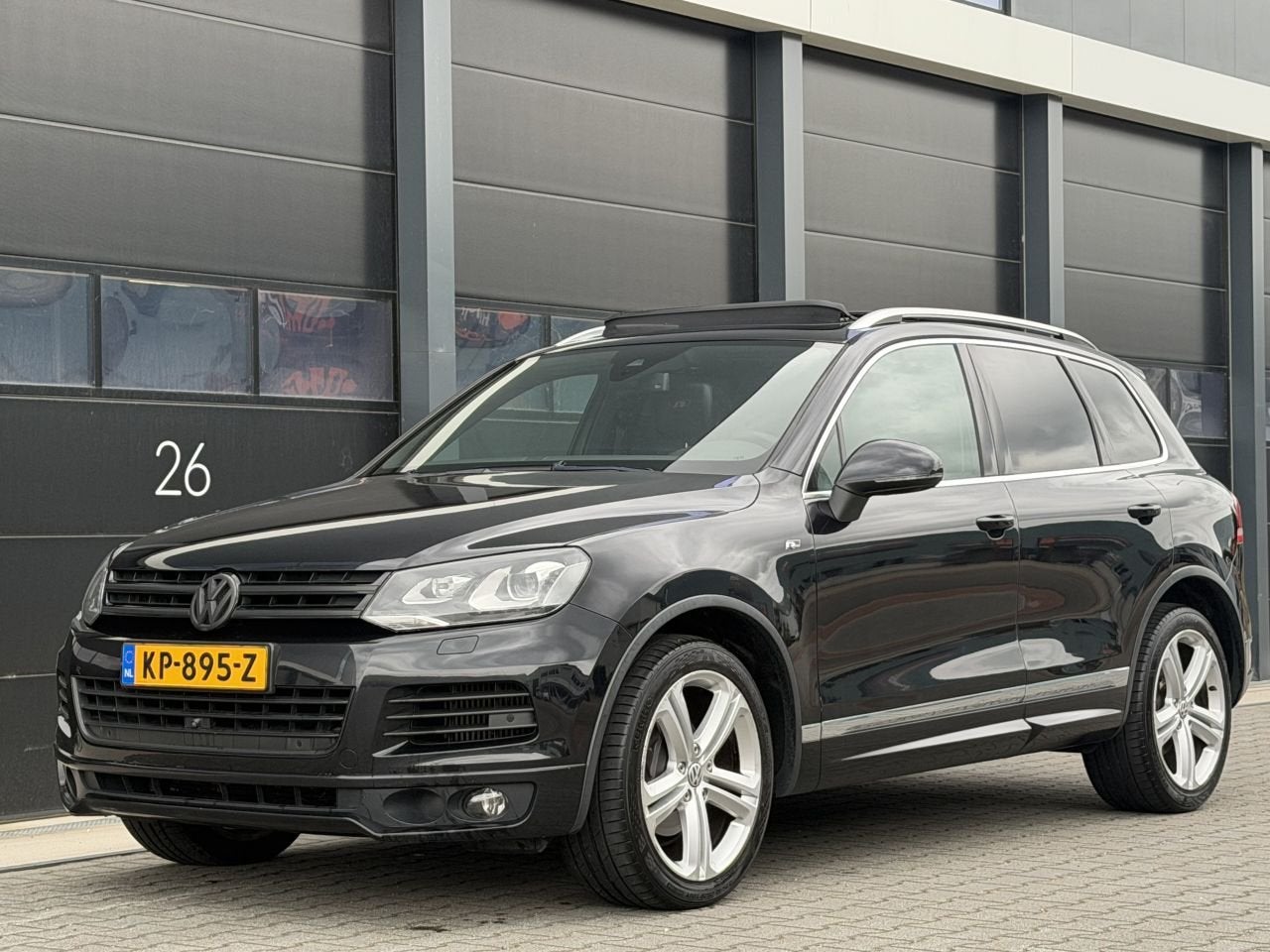 Volkswagen Touareg 3.0 TDI R-Line Pano Leer Camera, Auto's, Automaat, 255 €/maand, Zwart, Bedrijf