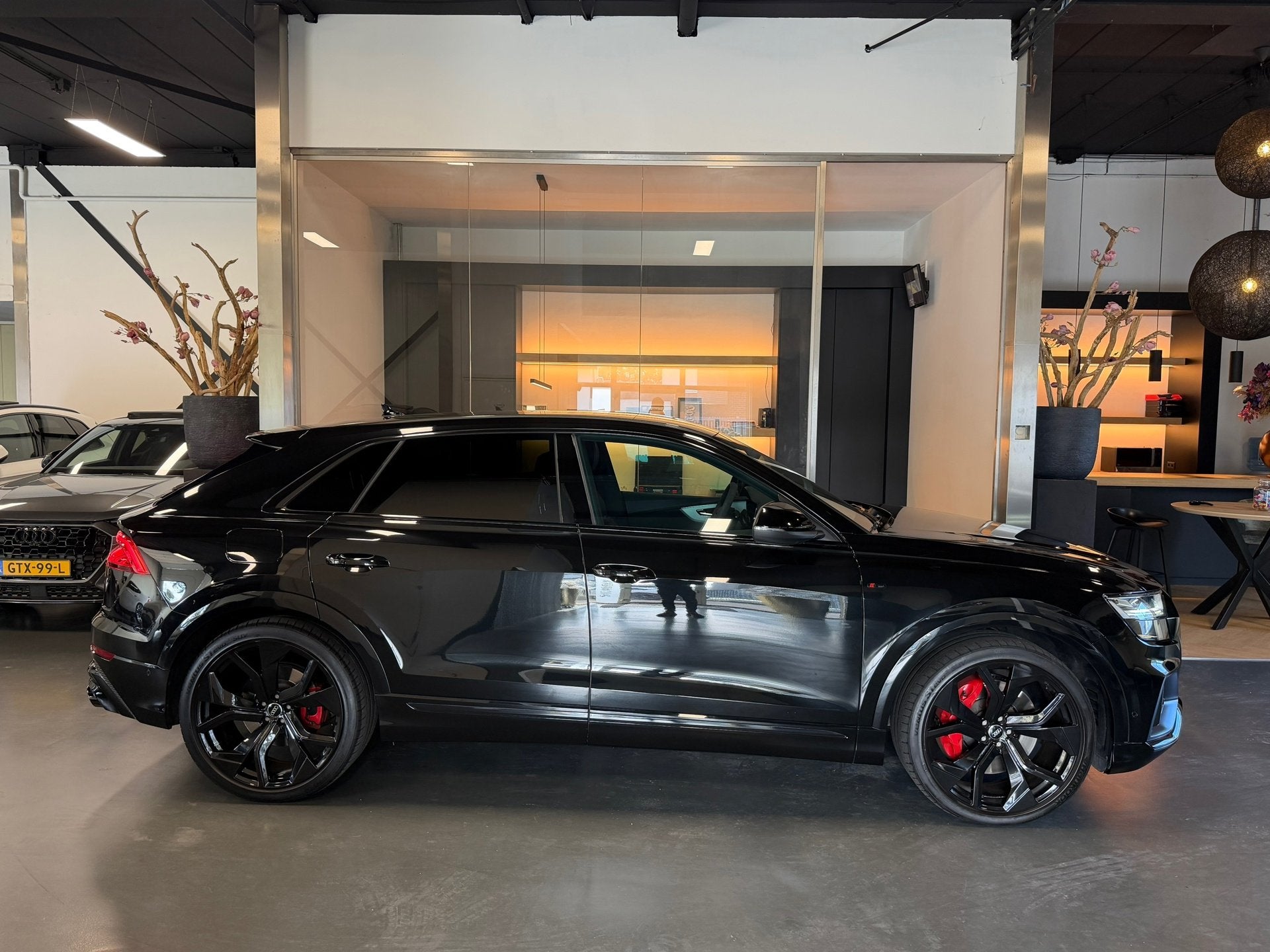 Audi Q8 55 TFSI e quattro Luchtvering B&O Headup dis., Auto's, Automaat, Dealer onderhouden, 14 kWh, Gebruikt