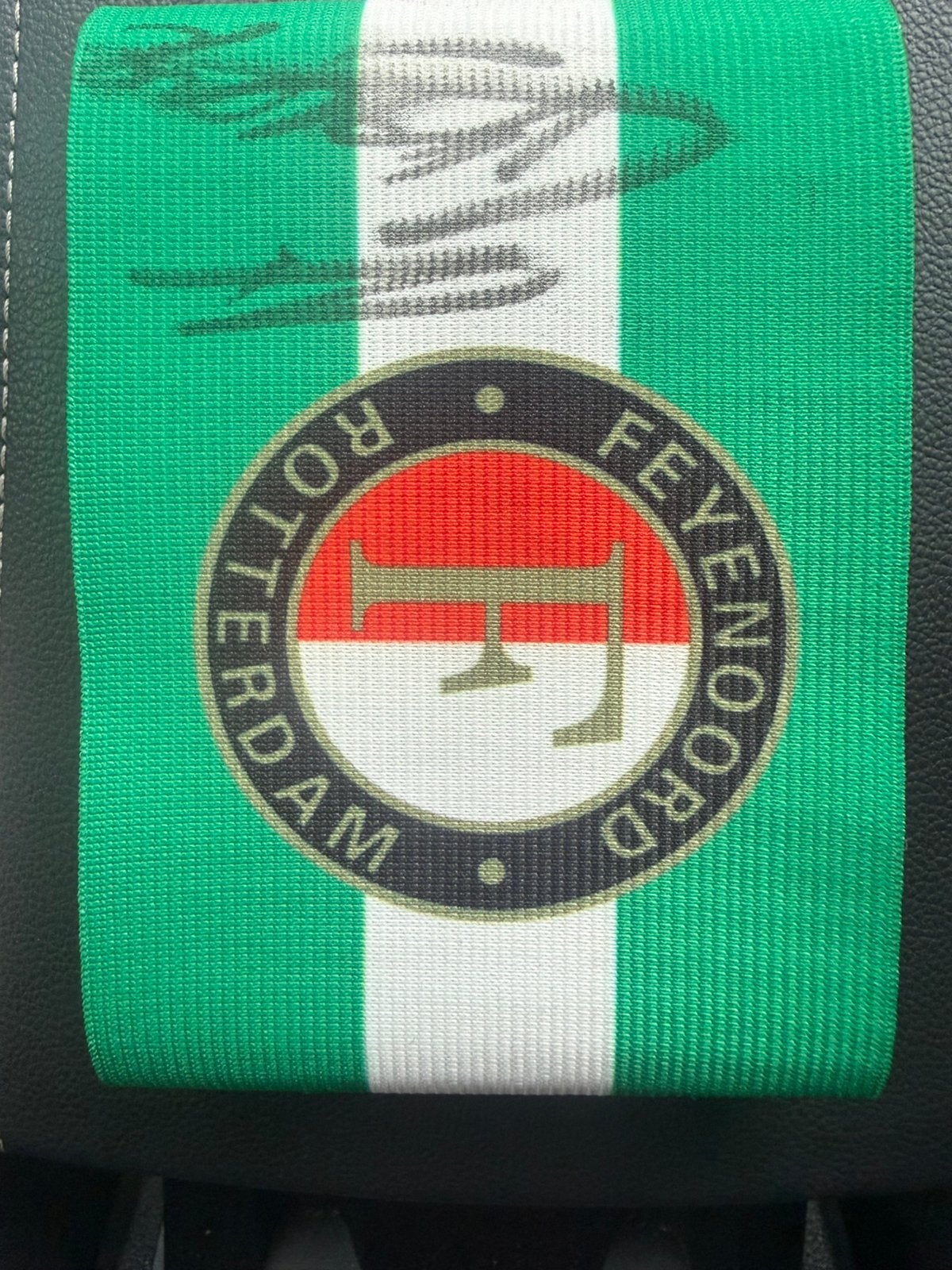 aanvoerdersband feyenoord met handtekening valente, Eén persoon
