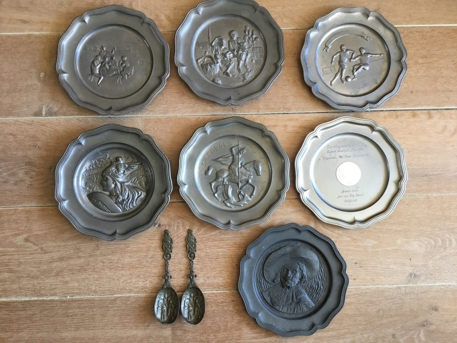 Collectie van 7 tinnen borden en 2 lepels, Ophalen of Verzenden