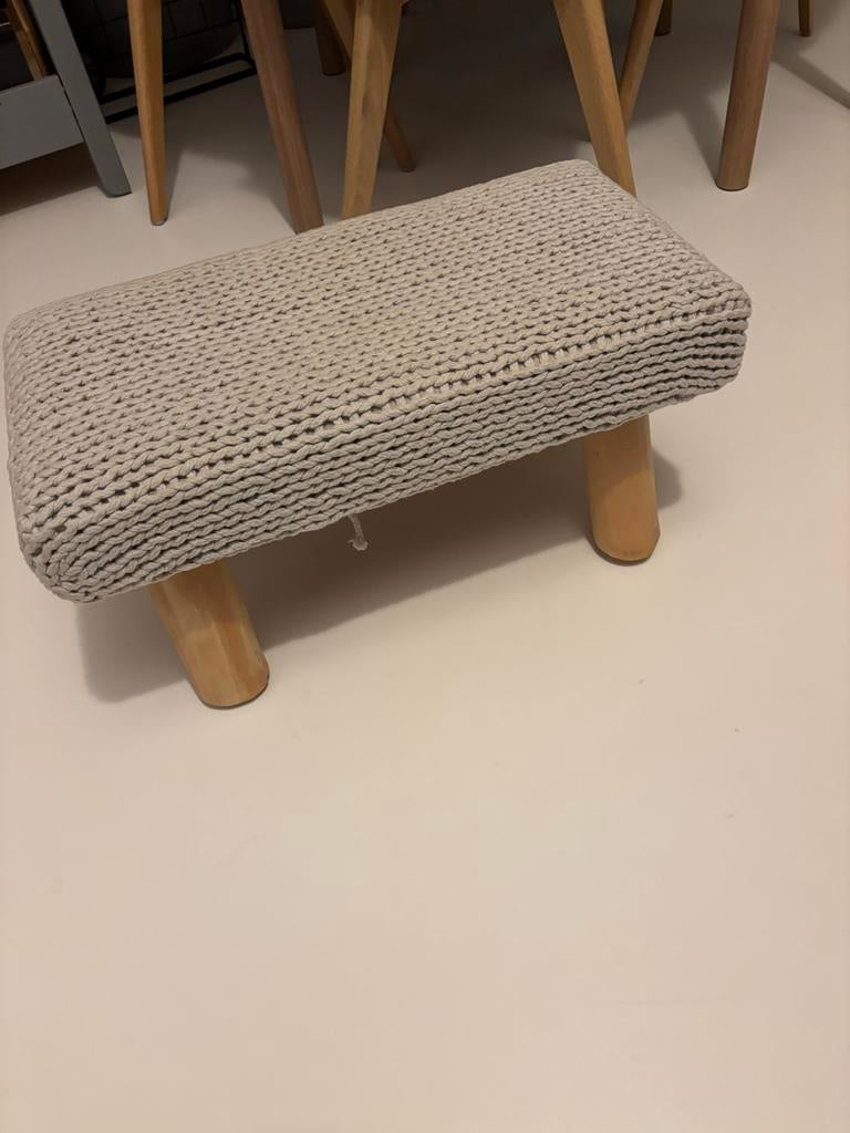Beige lichtgrijs Gebreide poef voetenbankje  houten poten, Ophalen, Gebruikt, Hout