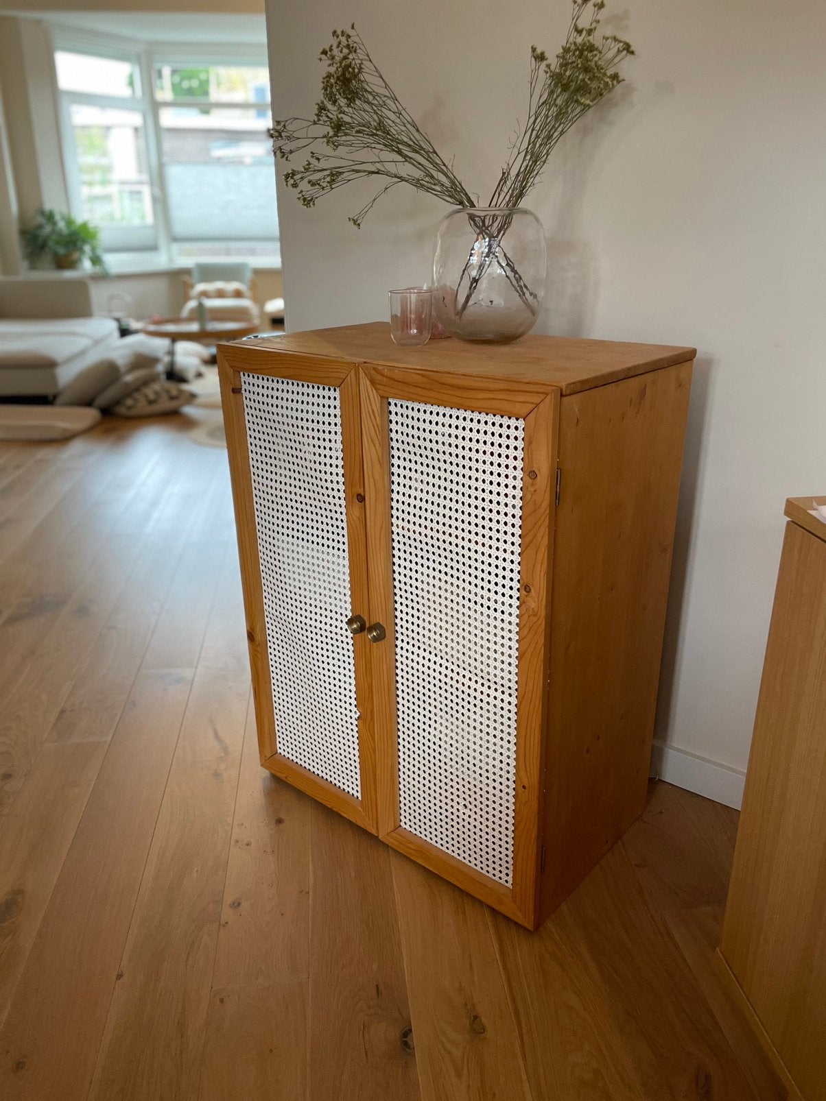 Houten opbergkast met gevlochten duren, Ophalen, Zo goed als nieuw