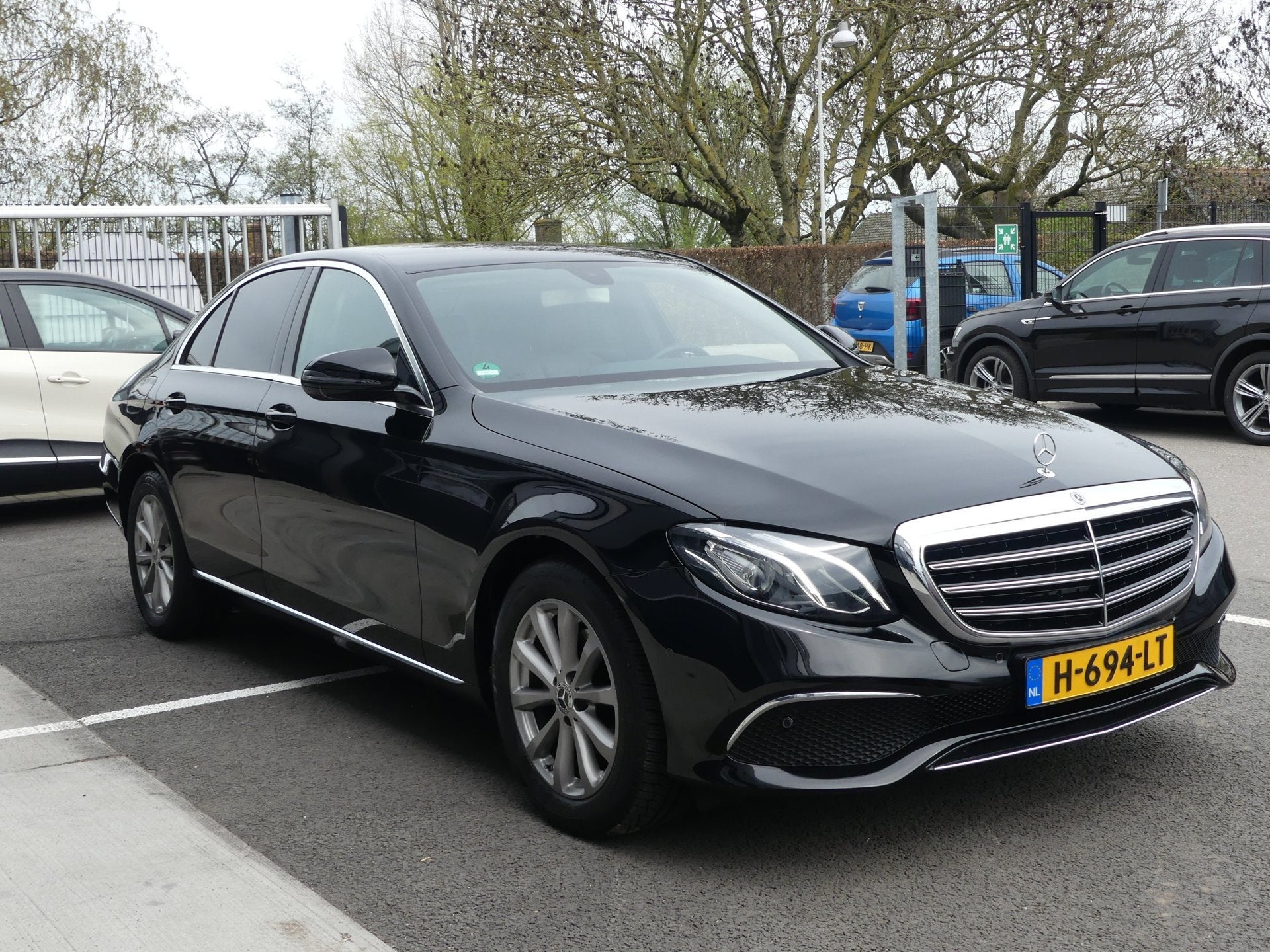 Mercedes-Benz E-klasse 200 d Automaat / Navigatie / Xenon /, Auto's, Automaat, Dealer onderhouden, Achterwielaandrijving, Gebruikt