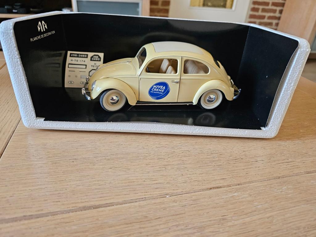 TE KOOP MOOIE SOLIDO COCCINELLE BERLINE NIIVEA SCHAAL1:17, Hobby en Vrije tijd, Modelauto's | 1:18, Ophalen of Verzenden, Zo goed als nieuw