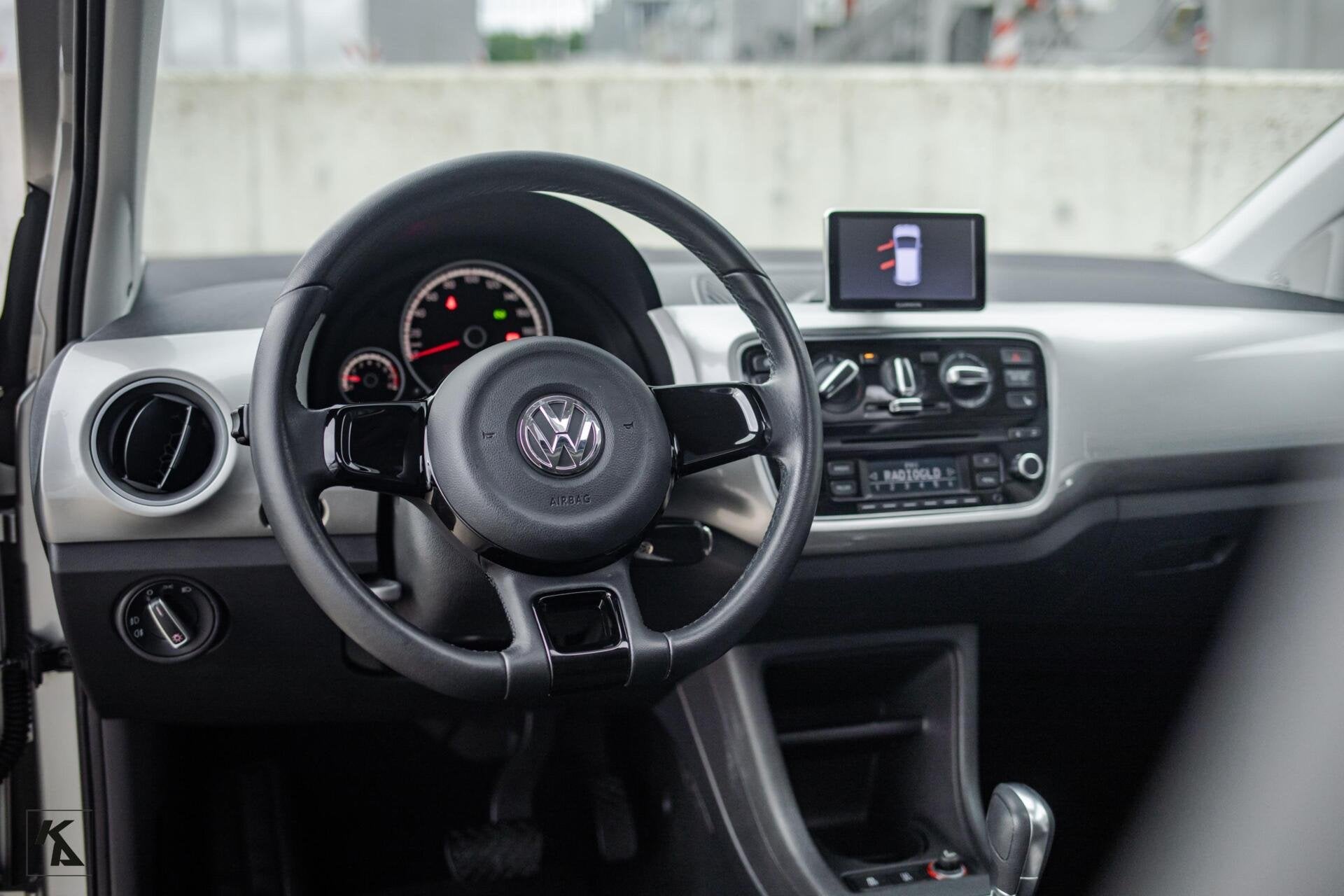Volkswagen Up! 1.0 2015 | High Up! 75PK | Pano | Automaat, Stof, Gebruikt, 4 stoelen, 999 cc
