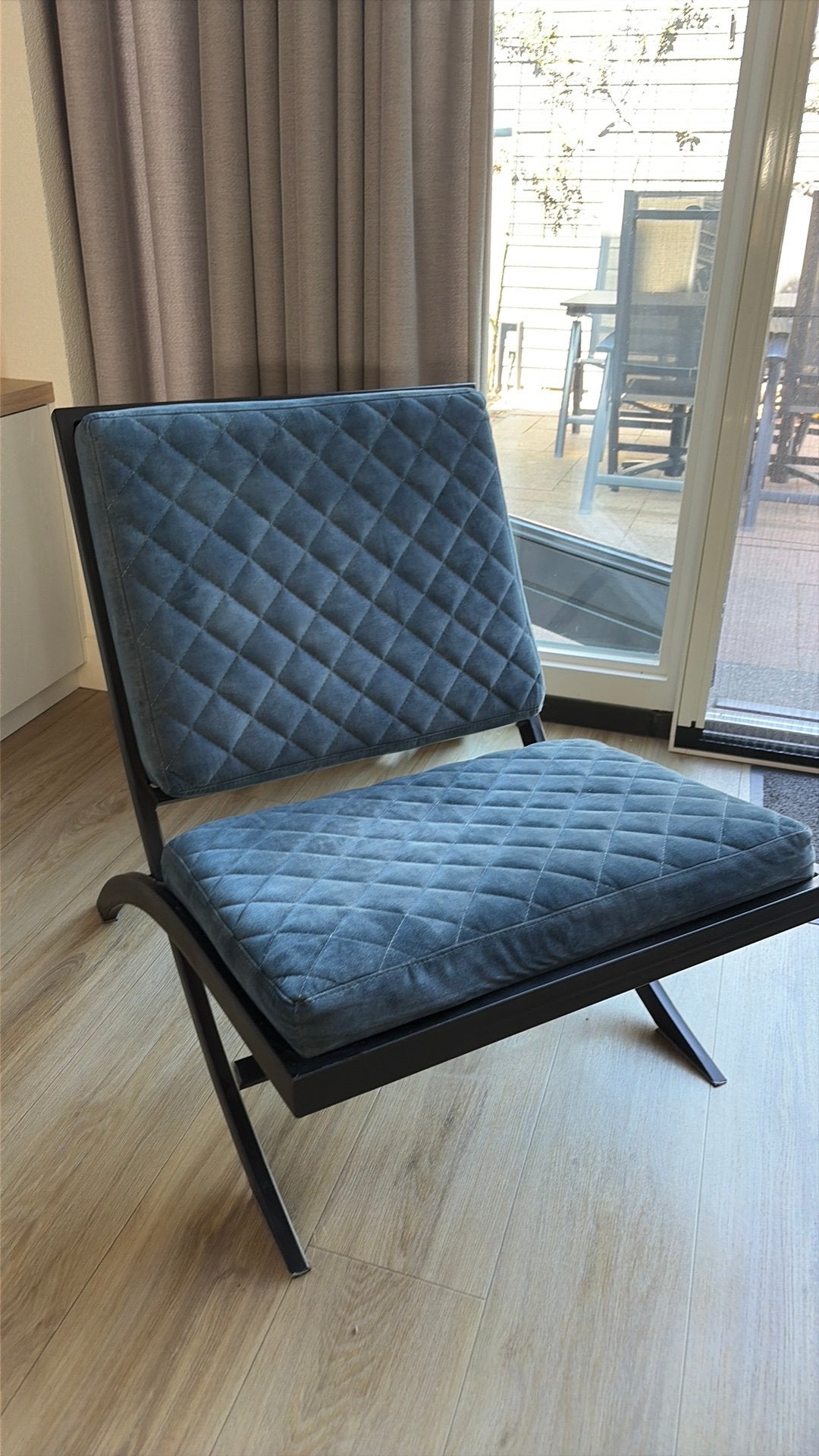 Moderne lounge stoel met metalen frame en stoffen kussens, Huis en Inrichting, Ophalen, Blauw, Zo goed als nieuw, Metaal