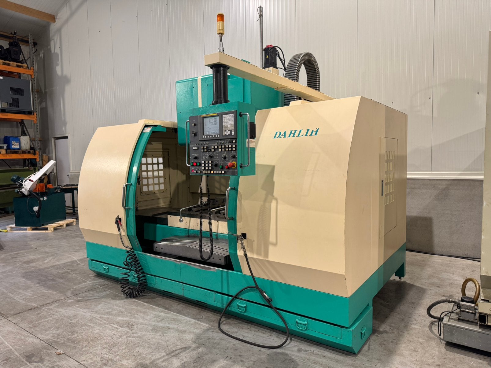 Dahlih MCV-1250B CNC bewerkingscentrum 2008 met 4e as, Ophalen, Zo goed als nieuw, Elektrisch, Overige soorten