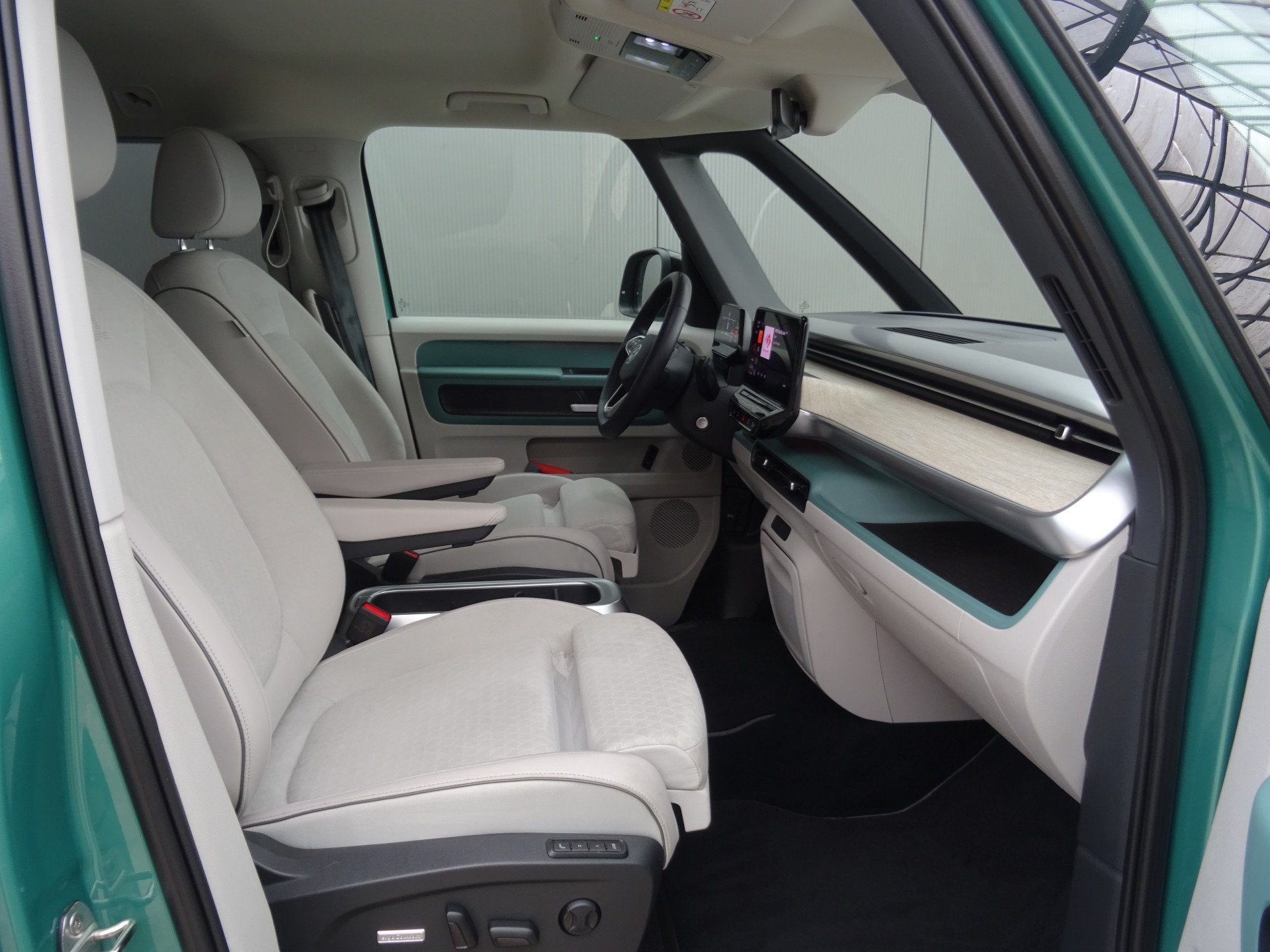 Volkswagen ID. Buzz Pro 77kWh * IQ LIGHT * MASSAGE * TREKHAA, Auto's, Automaat, 413 km, Gebruikt, 2359 kg