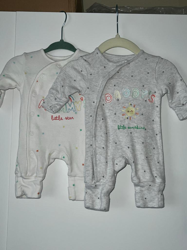 2x Primark Baby Rompertjes: 'Daddy's' & 'Mummy's' (Newborn), Kinderen en Baby's, Babykleding | Overige, Verzenden, Zo goed als nieuw