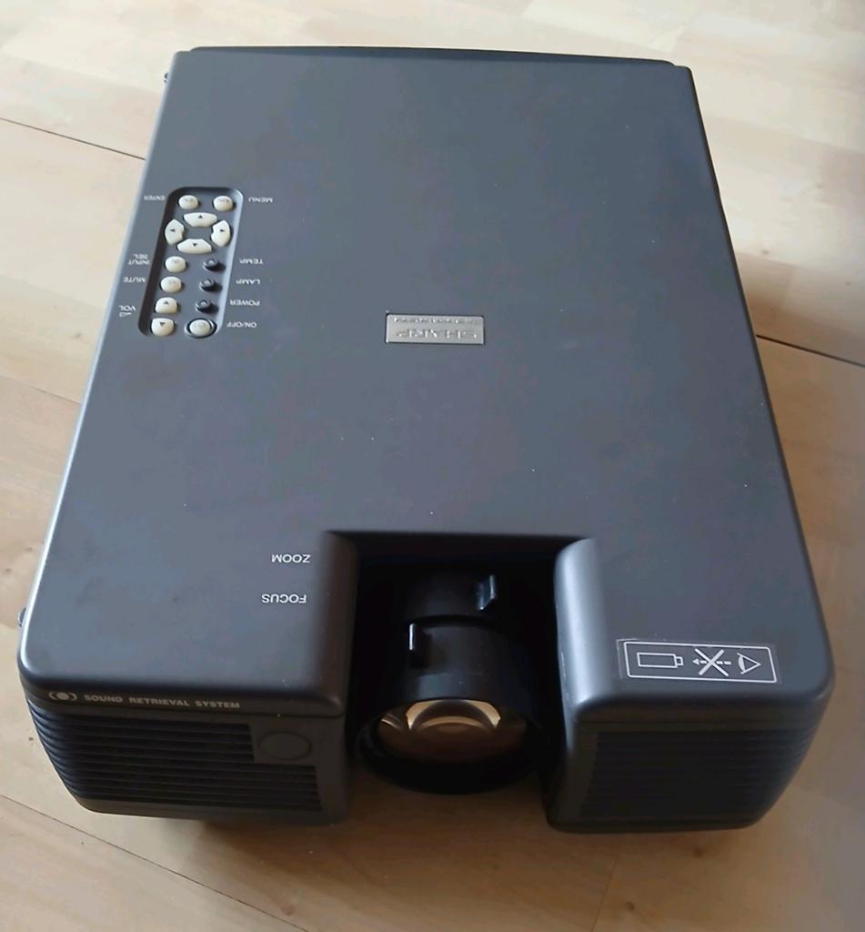 Sharp projector.. Diverse kabels  en opberg/ meeneem tas, Gebruikt, HD (720), Ophalen of Verzenden, LCD