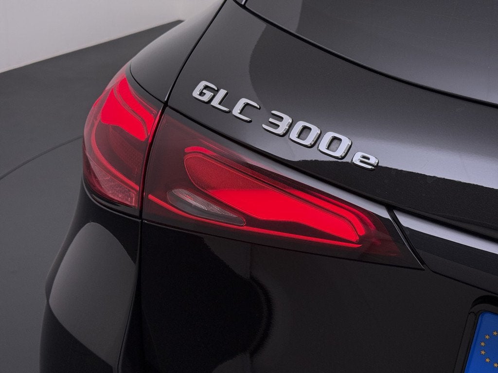 Mercedes-Benz GLC GLC 300 e 4MATIC AMG Line Night | Panorama, Auto's, 12 maanden, Gebruikt, Zwart, 4 cilinders