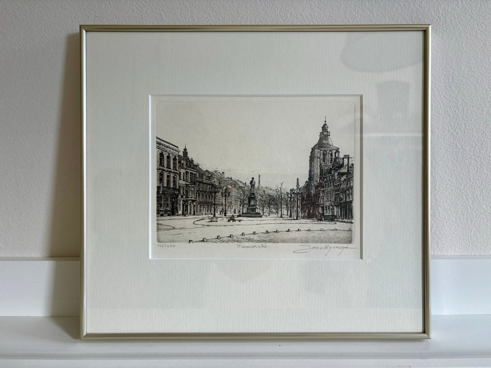 Gesigneerde ets van Maastricht - Jan van Rijsewijk, Antiek en Kunst, Stadsgezicht, Ophalen of Verzenden, 1950 - 1999, Genummerd