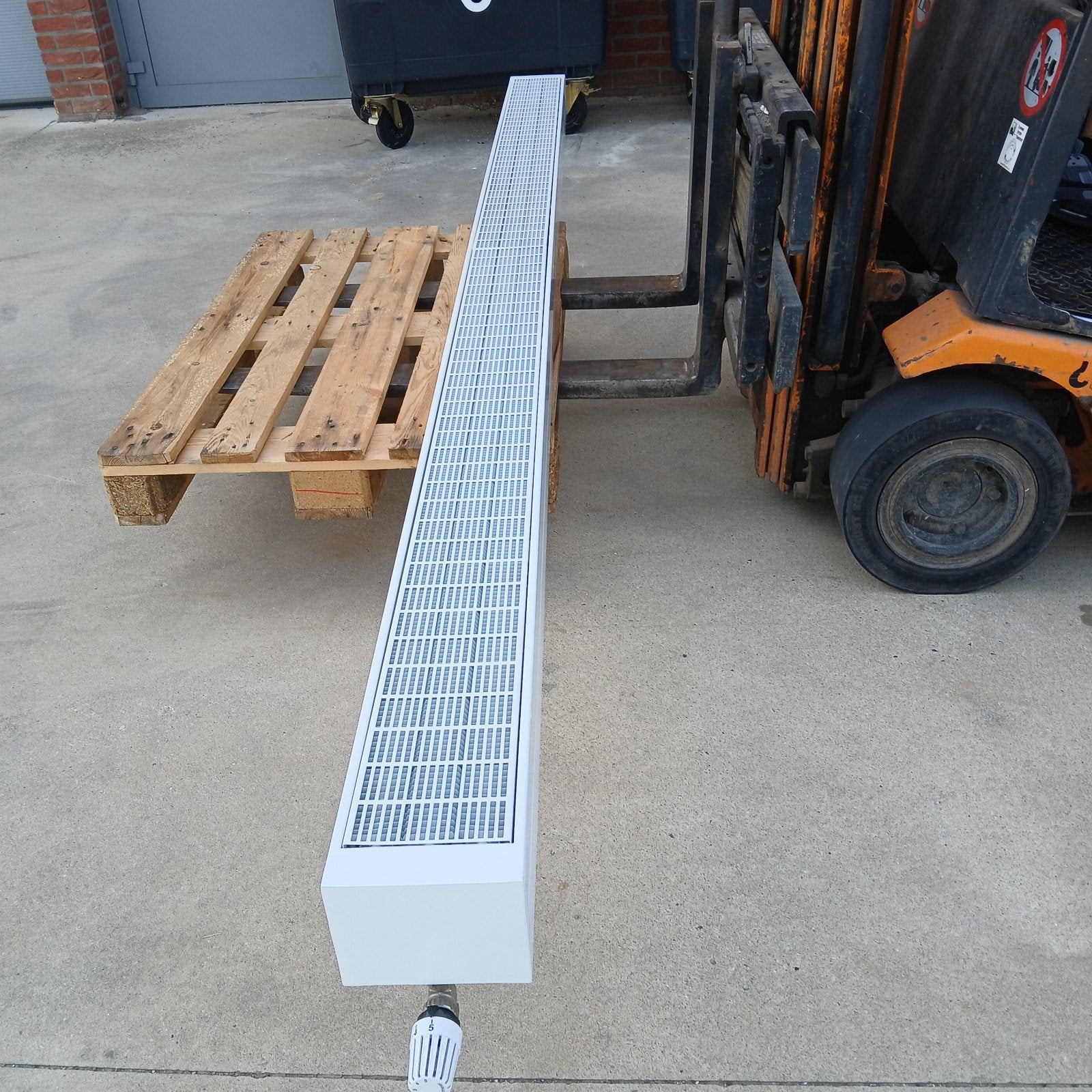 Plintradiator met thermostaatkraan, Doe-het-zelf en Verbouw, Verwarming en Radiatoren, Ophalen, Gebruikt, Minder dan 30 cm, Radiator