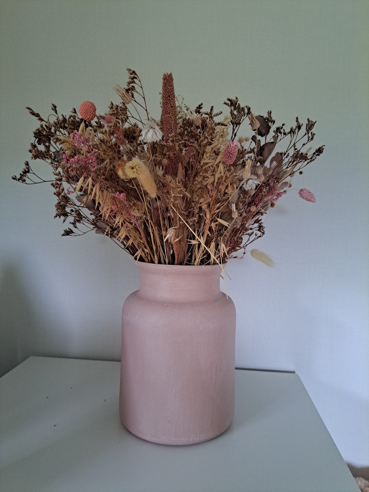Droogbloemen boeket in roze vaas, Ophalen, Zo goed als nieuw
