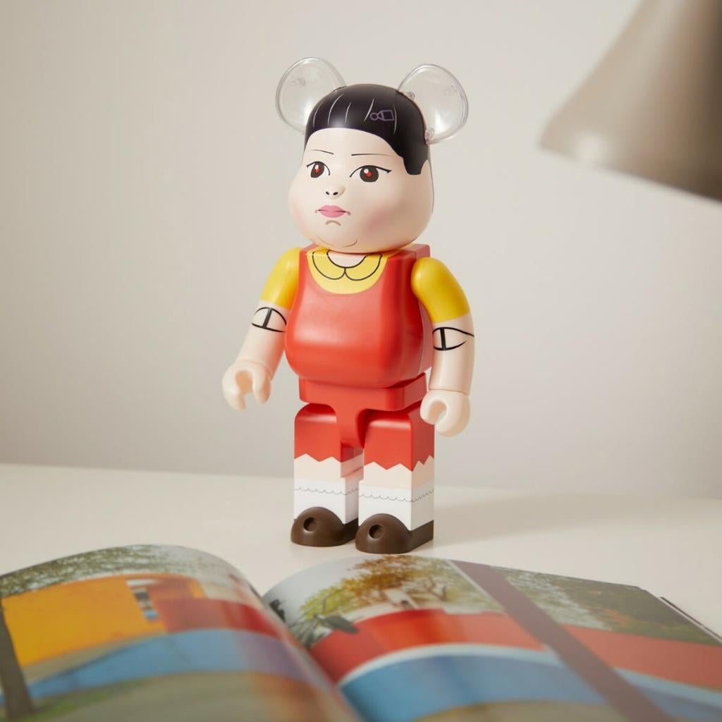 Bearbrick 400% Young-Hee 400% Squid Game, Antiek en Kunst, Kunst | Designobjecten, Ophalen of Verzenden