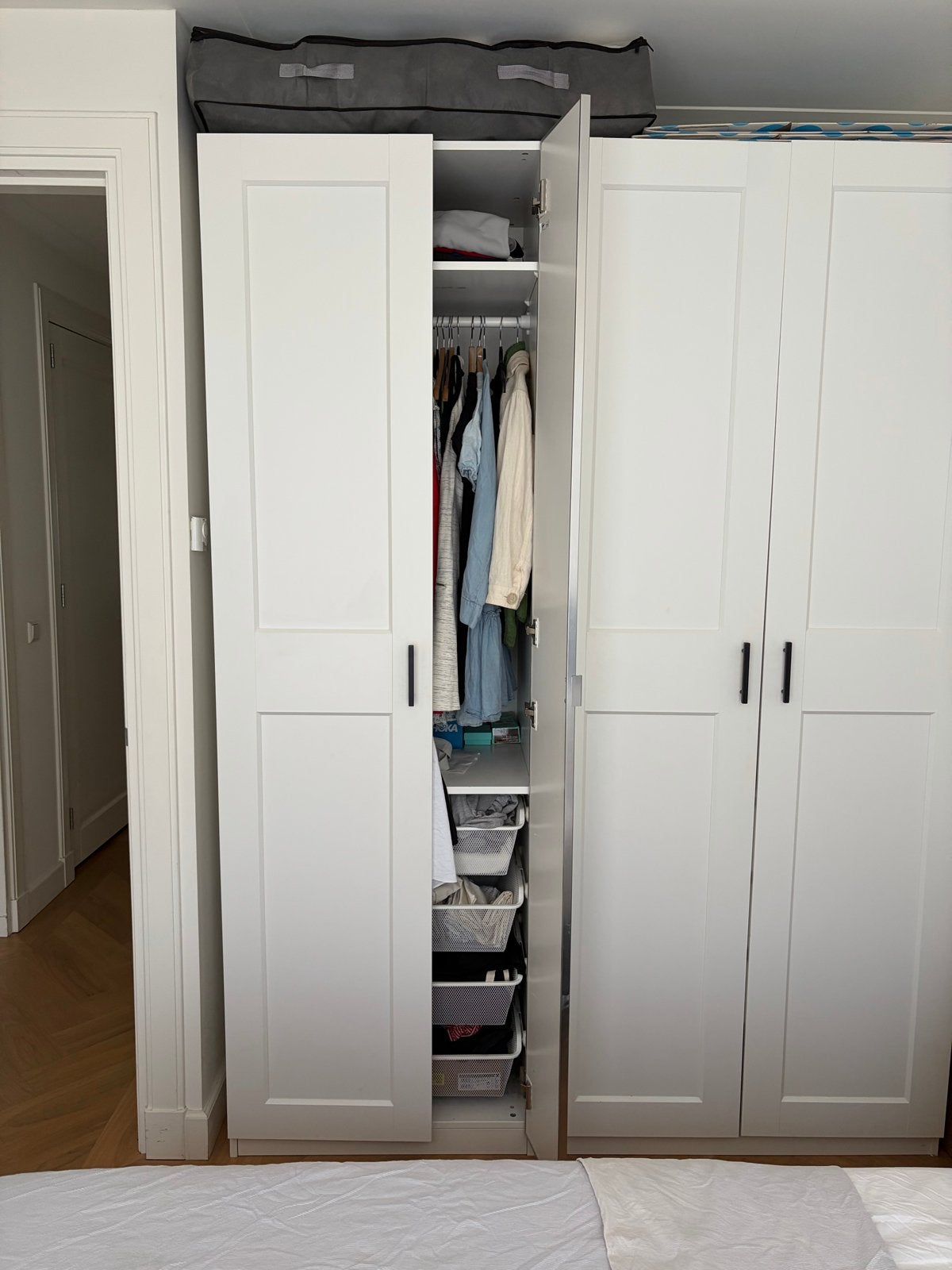 Witte kledingkast met spiegel en lades, Ophalen, 200 cm of meer, 150 tot 200 cm, Zo goed als nieuw
