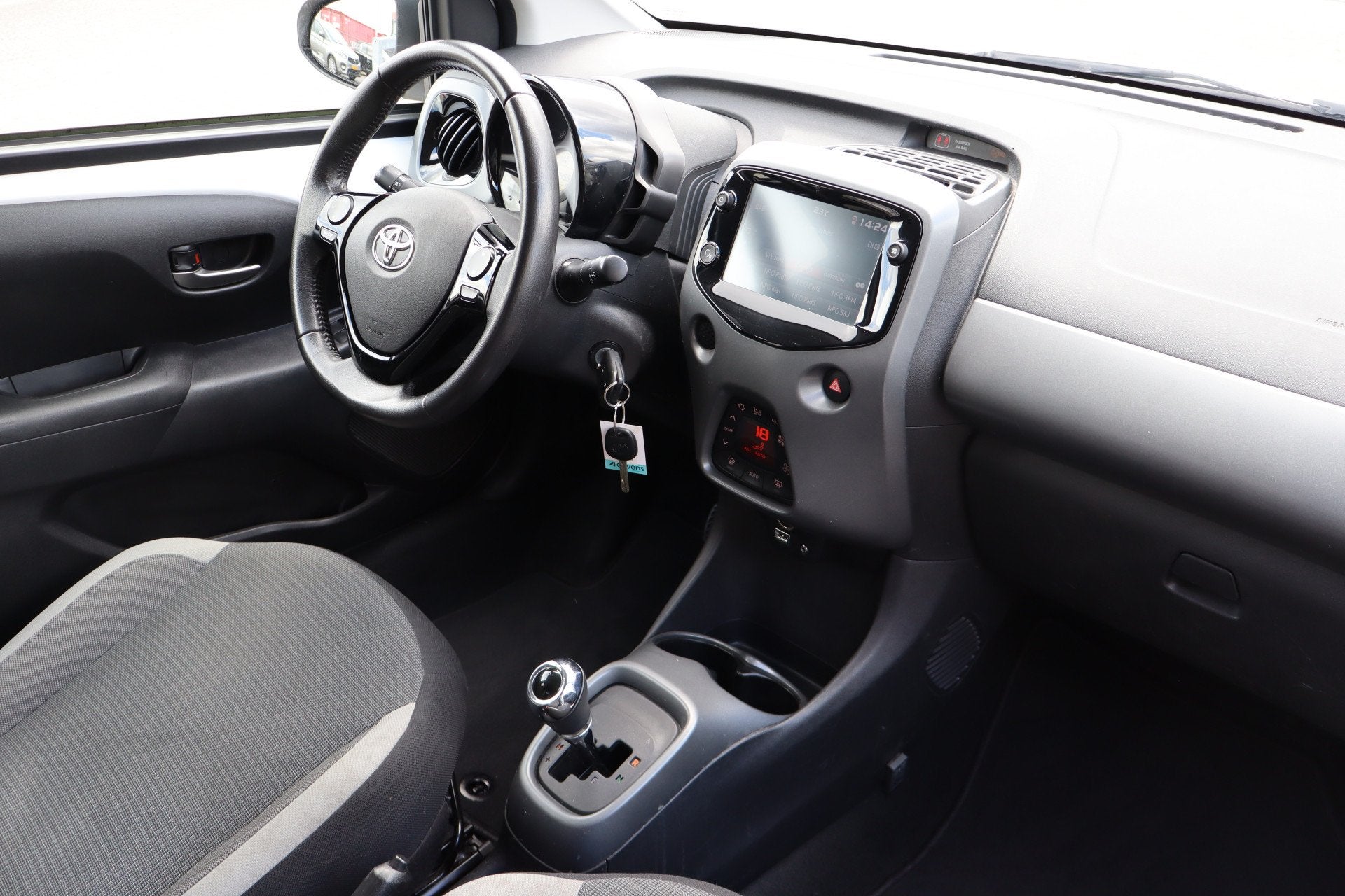 Toyota Aygo 1.0 VVT-i x-joy automaat! Apple carplay/Achterui, Auto's, 12 maanden, Stof, Gebruikt, 4 stoelen