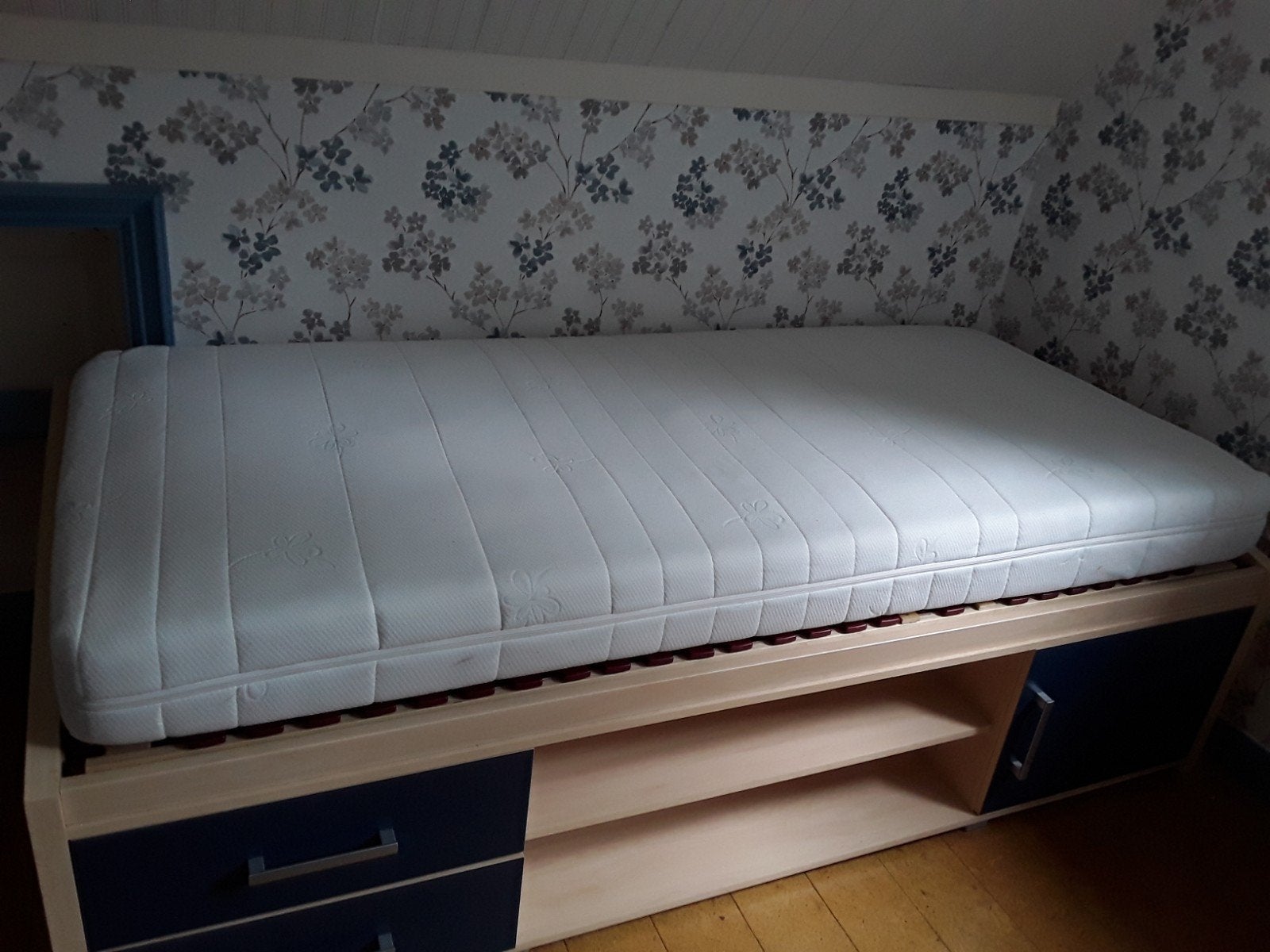 1 persoons bed inclusief latten bodem en matras., Ophalen, Gebruikt, 90 cm, Eenpersoons