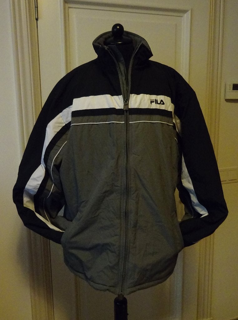 NIEUW Maat L/XL. Jas/Parka van het Merk: FILA., Maat 52/54 (L), Nieuw, Fila, Meerkleurig