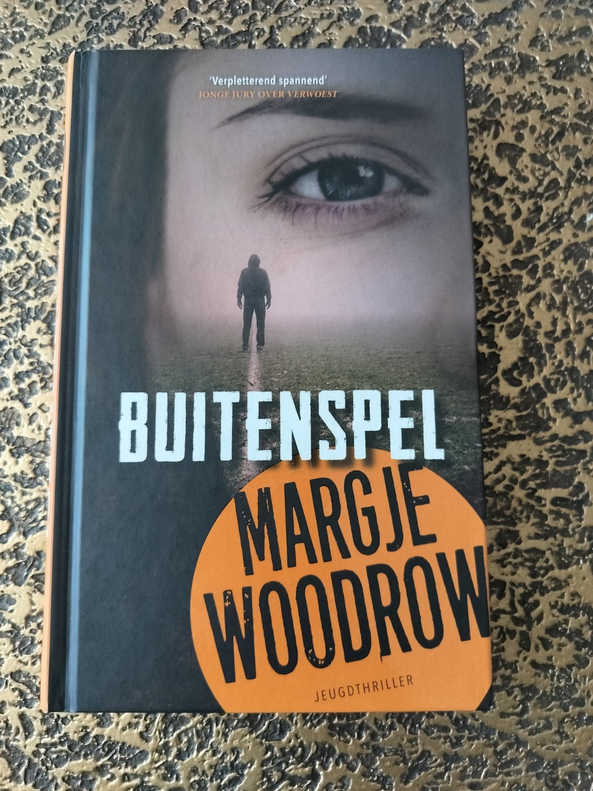 Buitenspel - Margje Woodrow (Jeugdthriller), Ophalen of Verzenden, Zo goed als nieuw, Margje Woodrow, Nederland