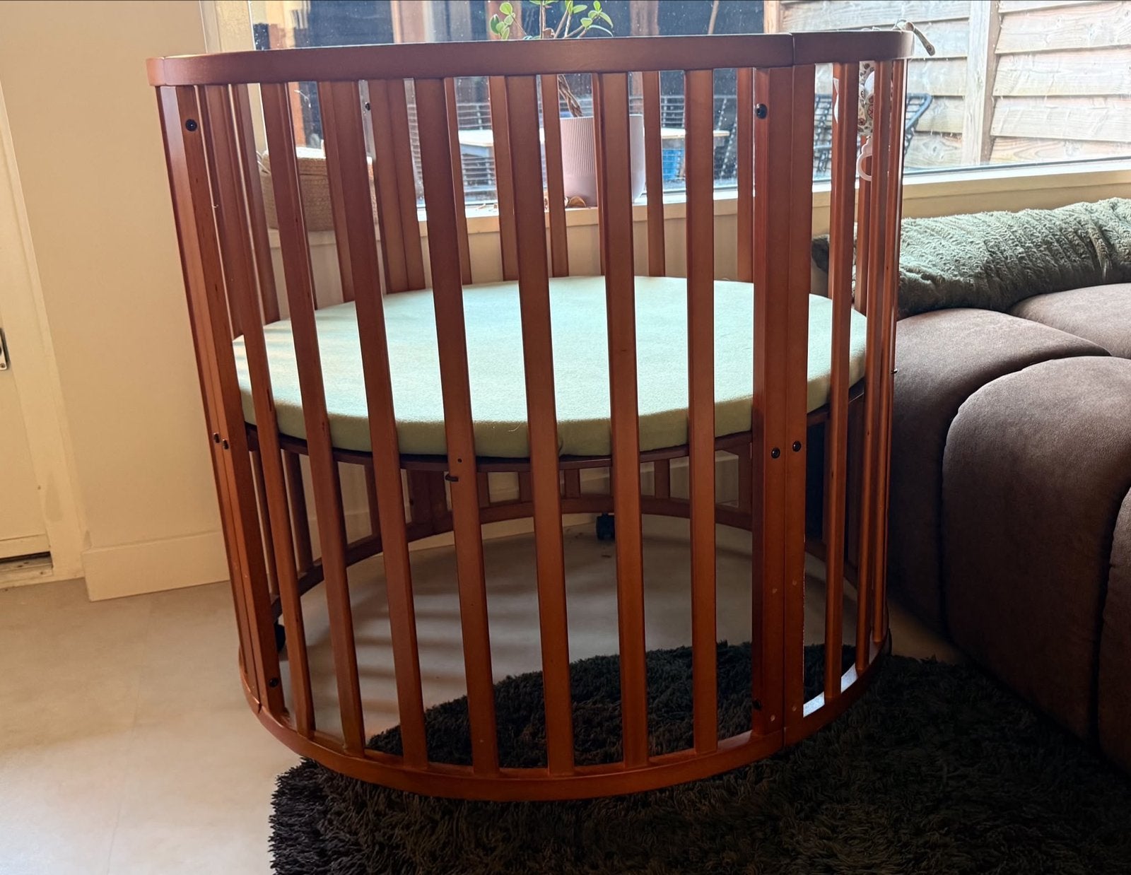 Puck Ronde Box - Walnoot - Inclusief Matras, Kinderen en Baby's, Boxen, Ophalen, Zo goed als nieuw, Rond, In hoogte verstelbaar