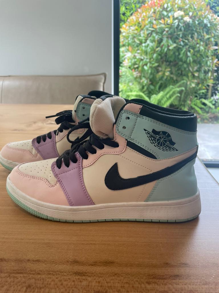 Nike Air Jordan 1 Mid 'Light Dew' - Maat 40, Ophalen of Verzenden, Zo goed als nieuw, Overige kleuren, Sneakers of Gympen