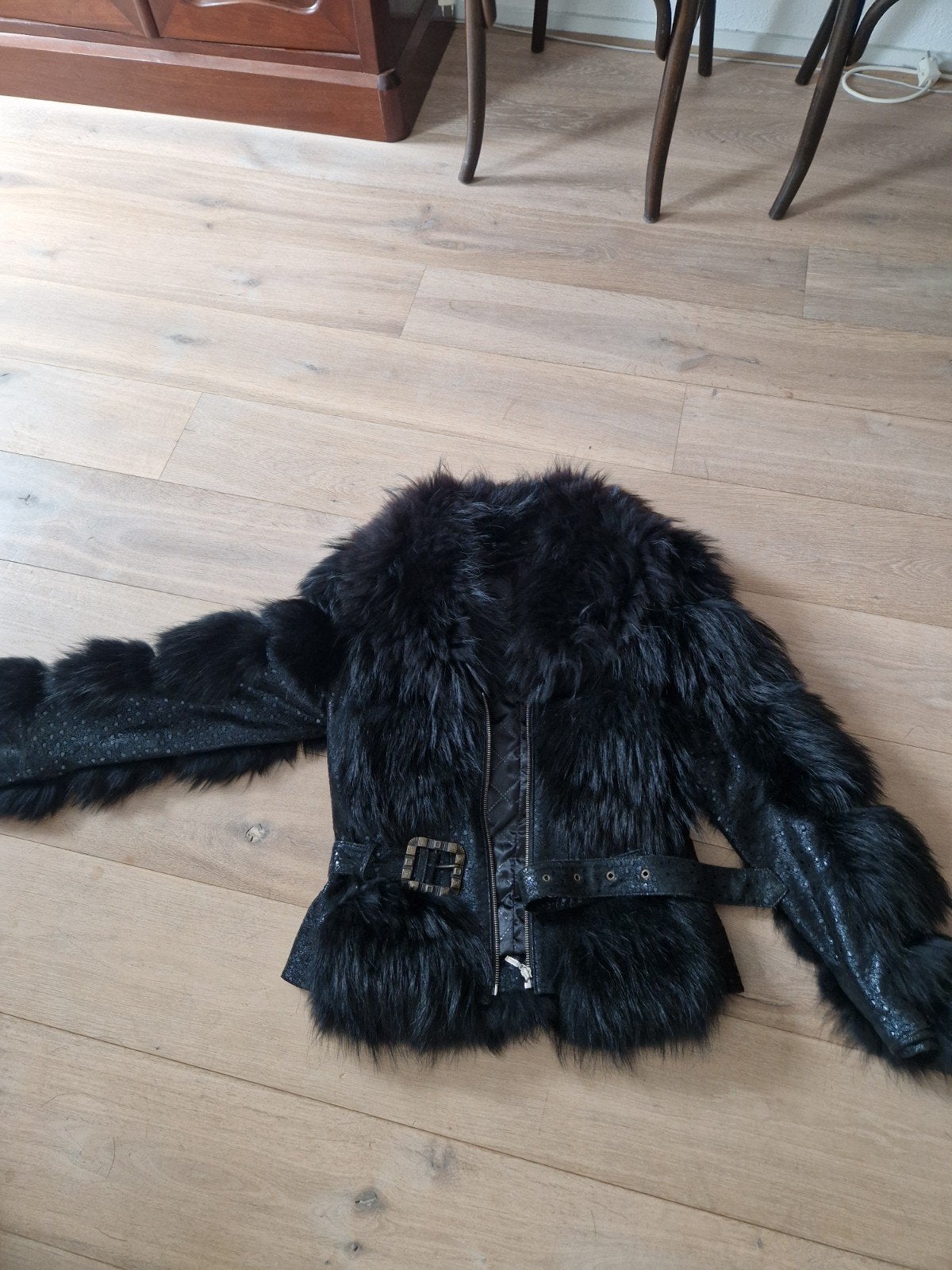 Zwarte bontjas met riem en details, Zwart, Ophalen of Verzenden, Maat 36 (S), Onbekend