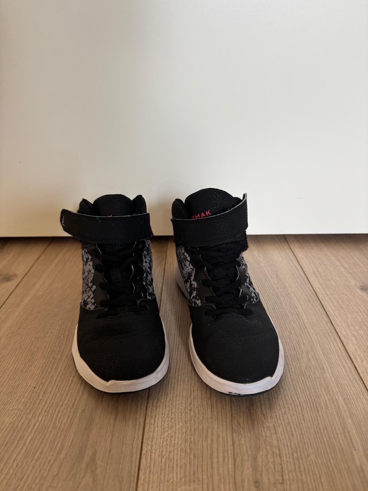Tarmak basketbalschoenen maat 37 - Goede kwaliteit, Ophalen, Gebruikt, Schoenen
