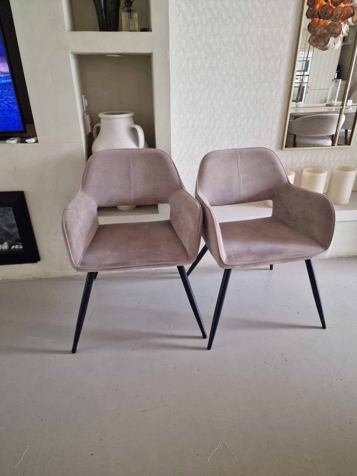 2x Taupe velours eetkamerstoelen met zwart onderstel, Ophalen, Gebruikt, Twee, Overige kleuren