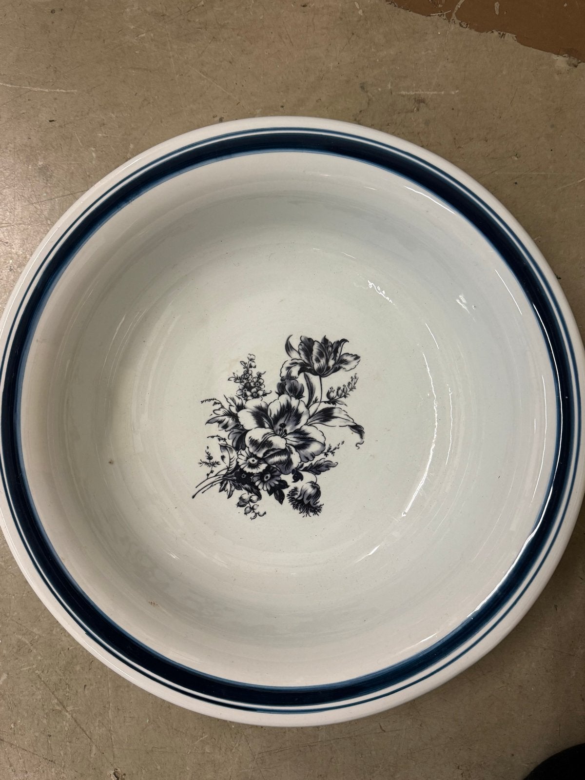 Grote Delfts Art schaal met bloemmotief, Ophalen of Verzenden