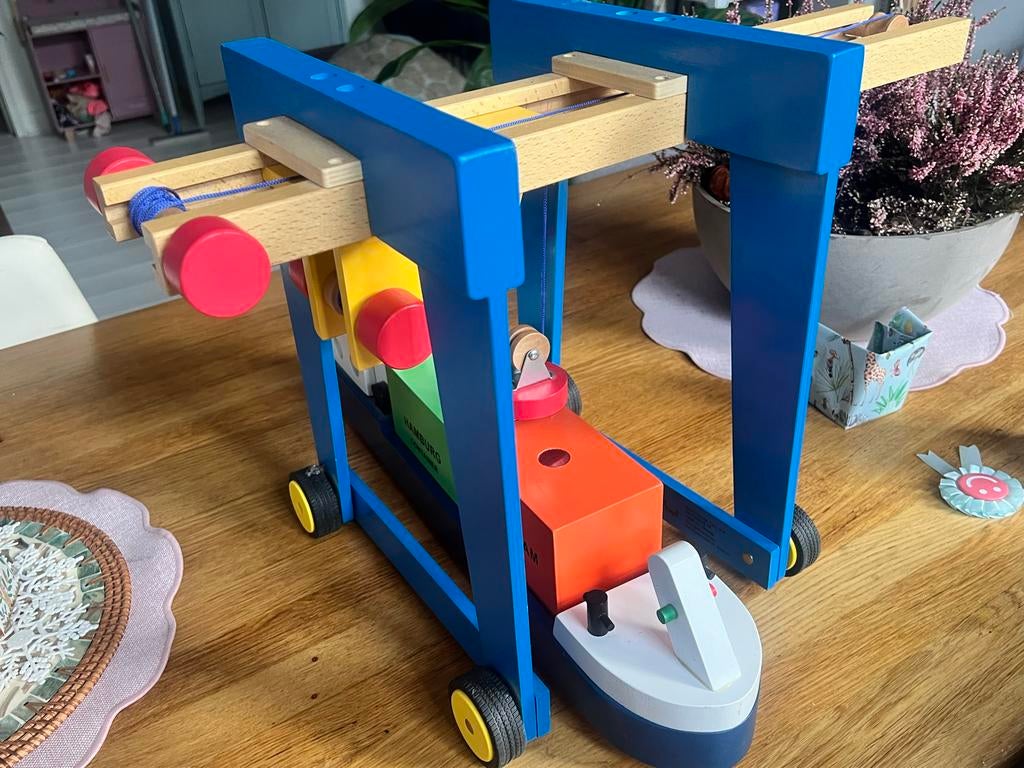 Houten containerboot en  hijskraan van New Classic Toys, Ophalen of Verzenden, Zo goed als nieuw, Overige typen