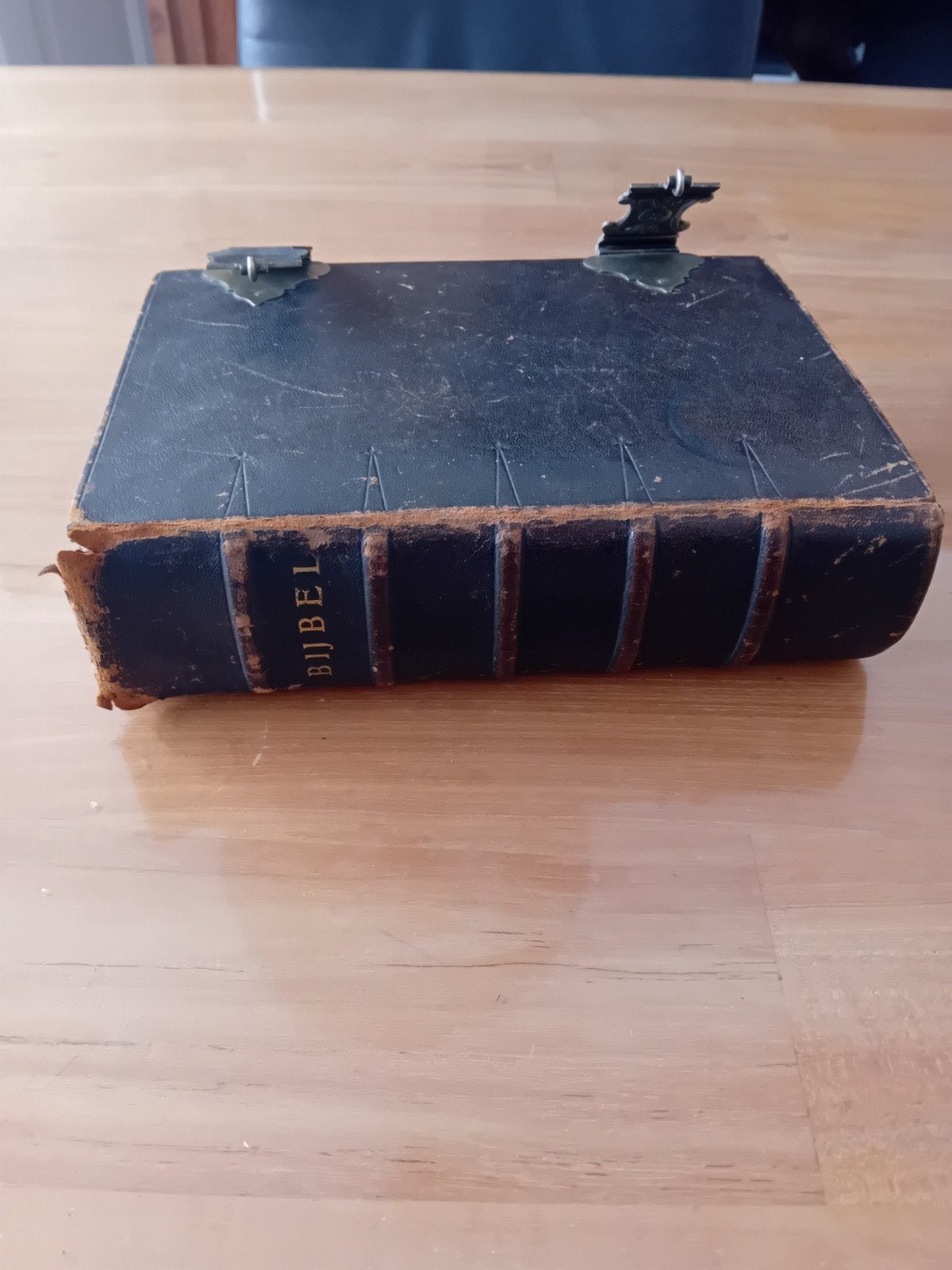 Oude Bijbel - Het Oude Testament - Vintage met sluitingen, Ophalen of Verzenden, Onbekend