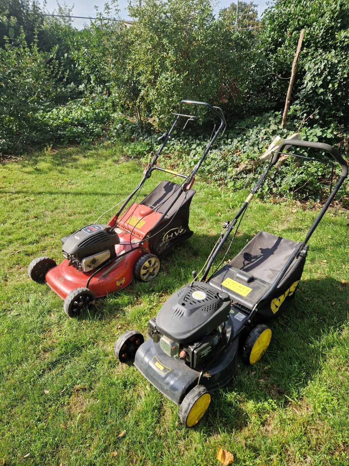 Twee gebruikte benzine grasmaaiers te koop, Cirkelmaaier, HVC (en onbekend), Gebruikt, Ophalen of Verzenden