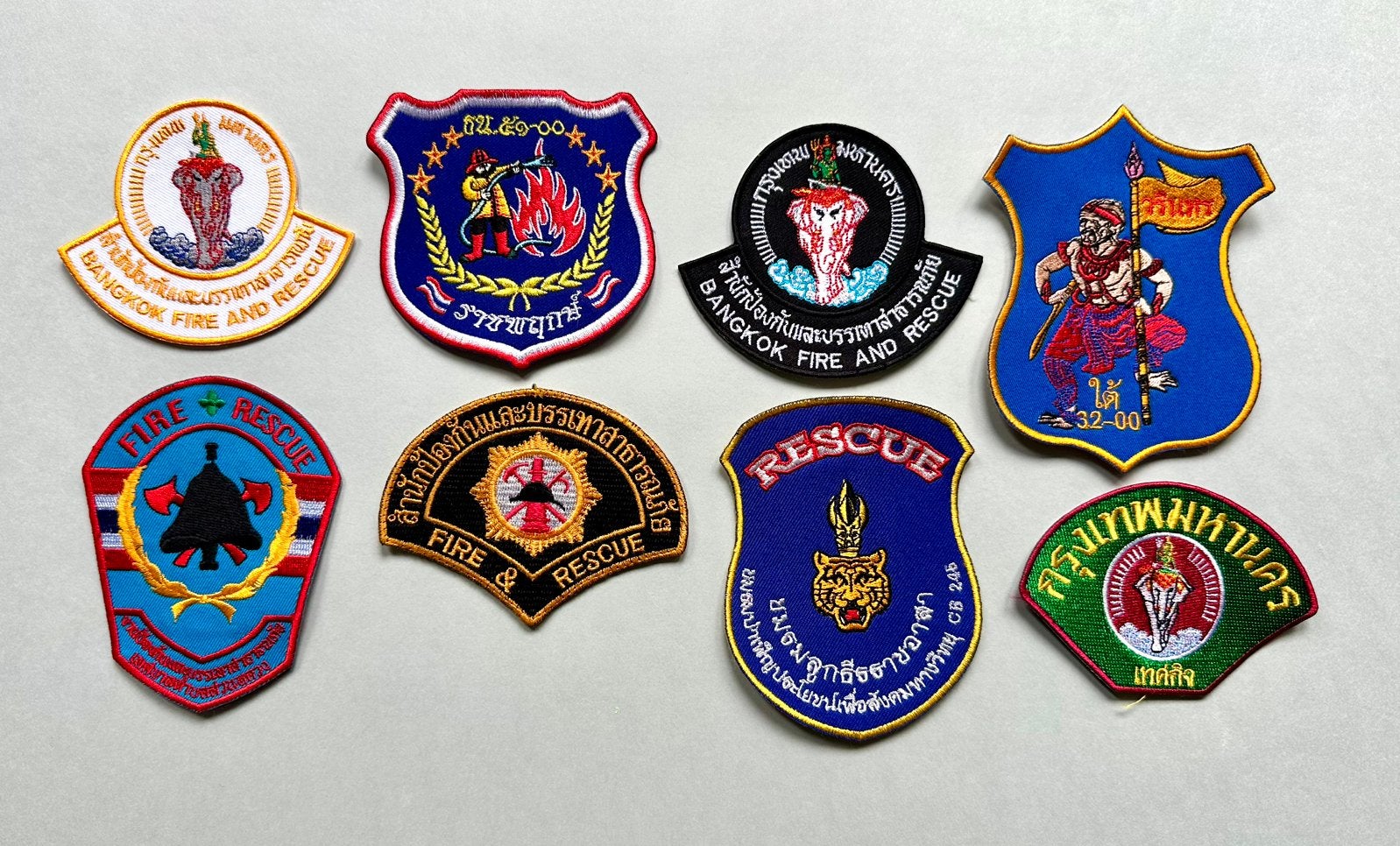 Brandweer en Ambulance emblemen Thailand, Ophalen of Verzenden, Nederland, Embleem of Badge