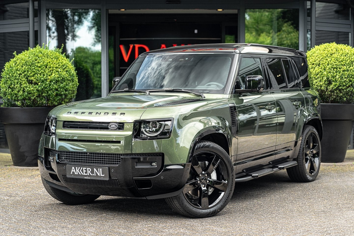 Land Rover Defender 110 P300e X-Dynamic SE | Facelift I Blac, Auto's, Land Rover, Automaat, Gebruikt, Zwart, 4 cilinders