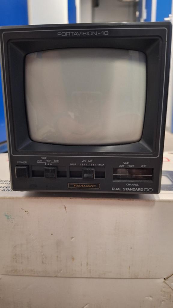 Vintage Realistic Portavision-10 Zwart-wit TV (Analoog), Antiek en Kunst, Ophalen