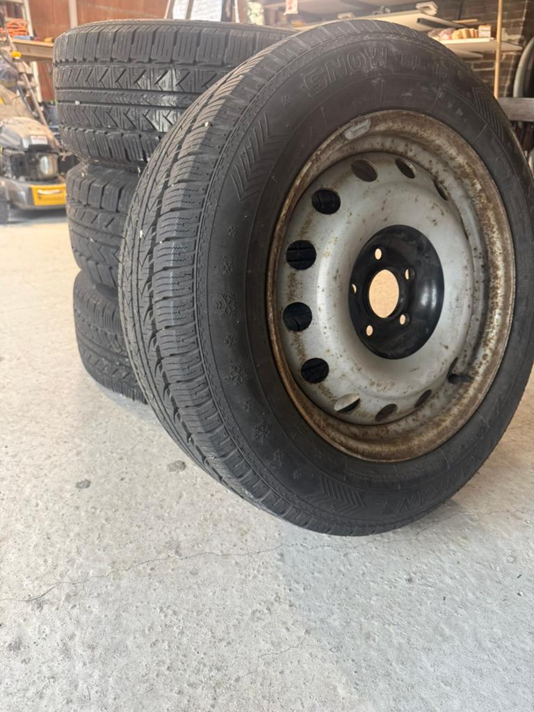 Opel Vivaro stalen velgen 16 inch + winterbanden, Ophalen, Zo goed als nieuw