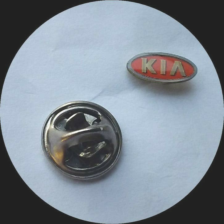 KIA logo pin, rood grijs, klein formaat, Ophalen of Verzenden, Zo goed als nieuw, Transport, Speldje of Pin