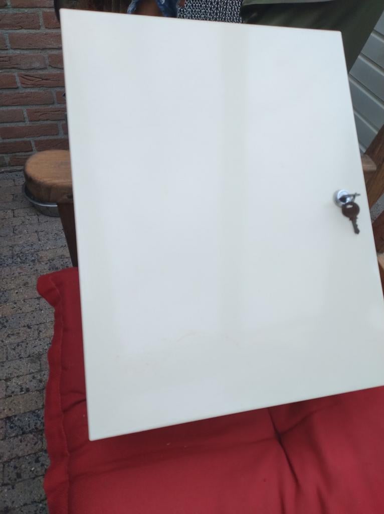 Stalen medicijnkastje met slot en extra vakken in deur, Ophalen of Verzenden, Zo goed als nieuw