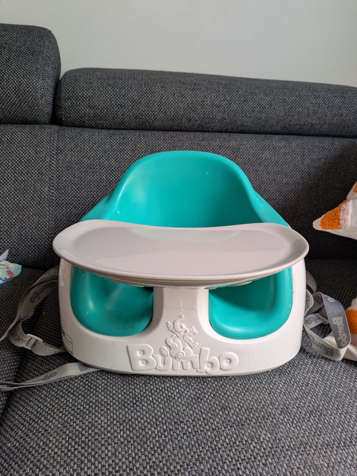 Bumbo stoel met eetblad (op stoel vast te zetten), Kinderen en Baby's, Kinderstoelen, Ophalen, Gebruikt, Overige typen, Gordel(s)