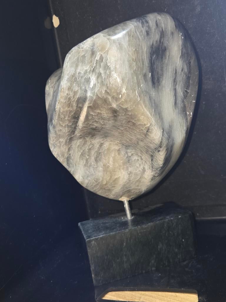 Abstracte sculptuur van steen op sokkel, Ophalen of Verzenden