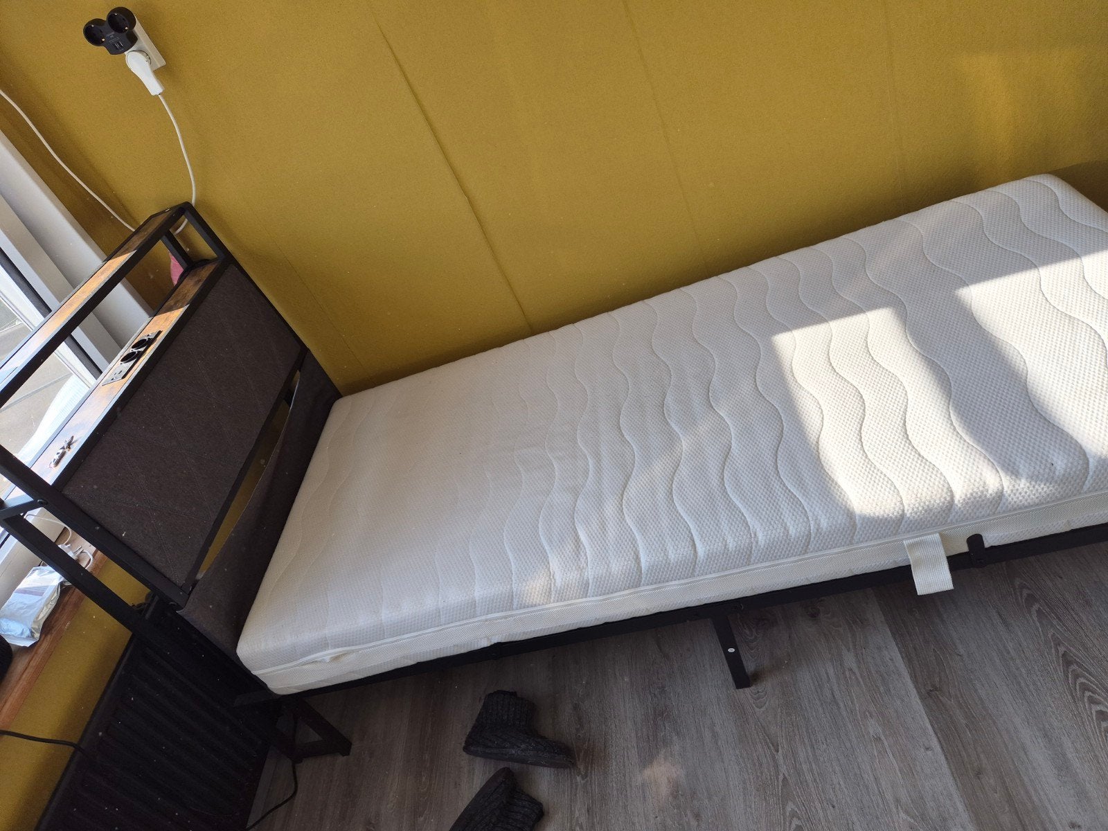 Eenpersoonsbed met opbergrek en oplaadstation, Ophalen, 90 cm, Eenpersoons, Zo goed als nieuw