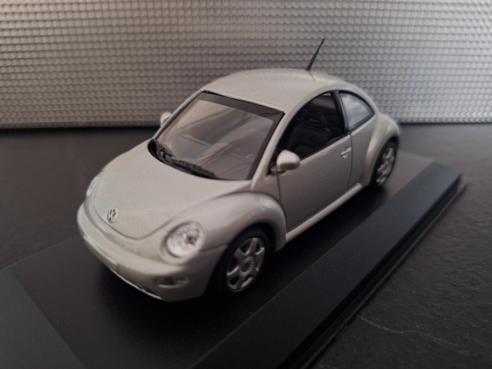 Volkswagen New Beetle 1998 Schaal 1:43, Overige merken, Nieuw, Ophalen of Verzenden, Maxichamps
