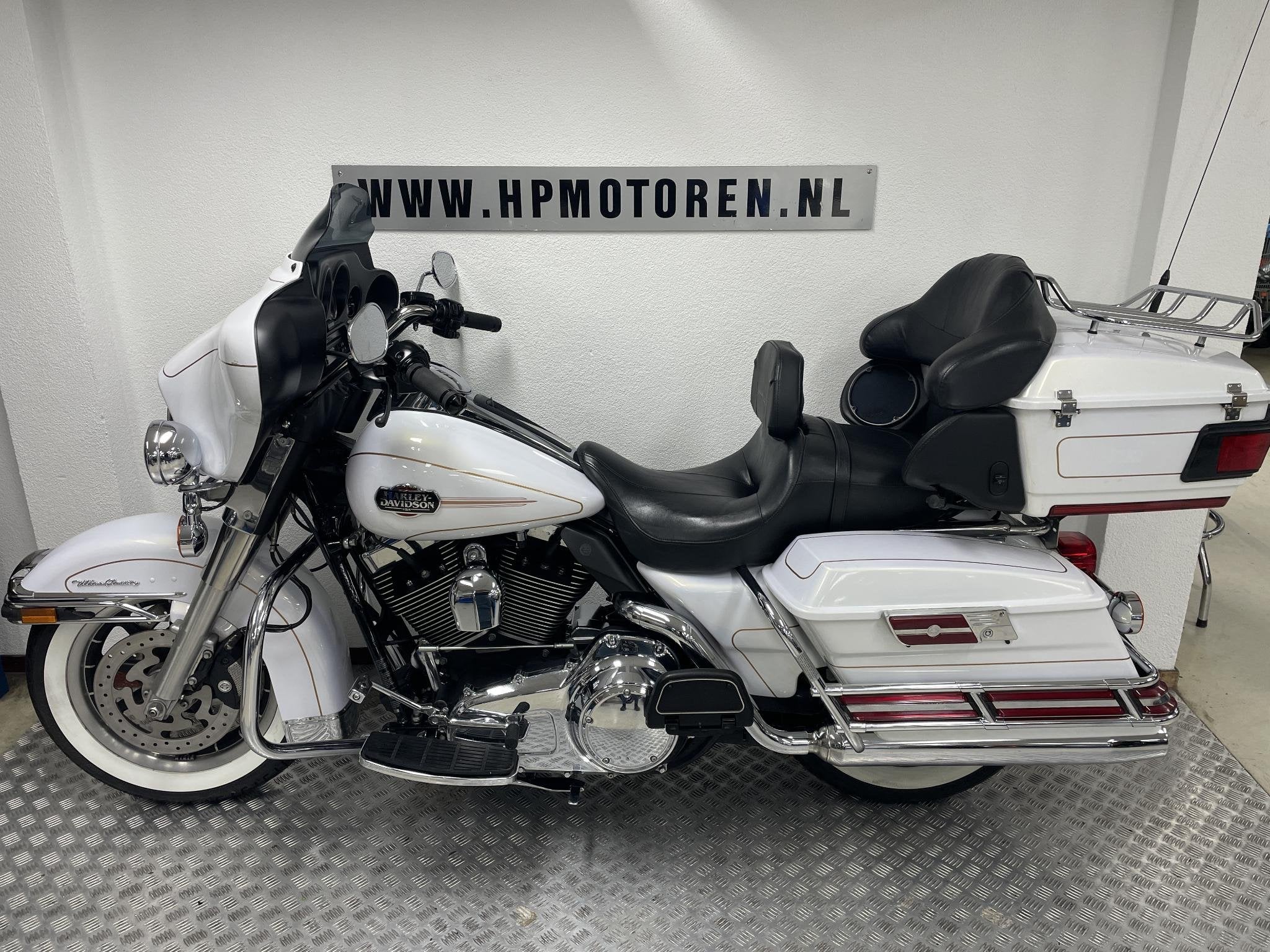 Harley Davidson FLHTCU ELECTRA GLIDE ULTRA CLASSIC 1584 ABS, Laan van Vredenoord 33
2289 DA  Rijswijk, NL, H-DCUSTOMERSERVICE@Harley-Davidson.com