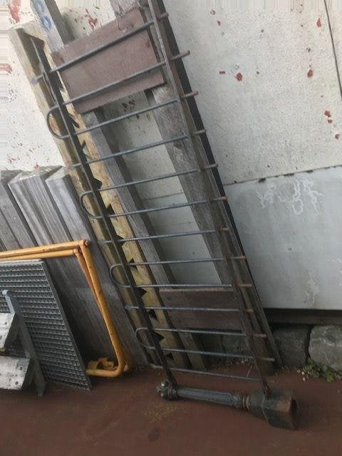 Stukje sierhekwerk oud gesmeed naast poort, Ophalen, Gebruikt, IJzer, Sierhekwerk